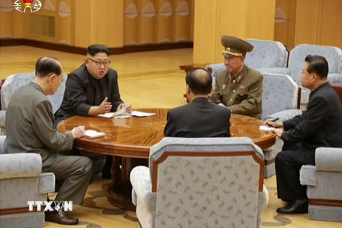 Nhà lãnh đạo nước này Kim Jong-un (thứ hai, trái) đã tiến hành cuộc họp với Bộ Chính trị Ủy ban Trung ương Đảng Lao động Triều Tiên. (Nguồn: YONHAP/TTXVN)