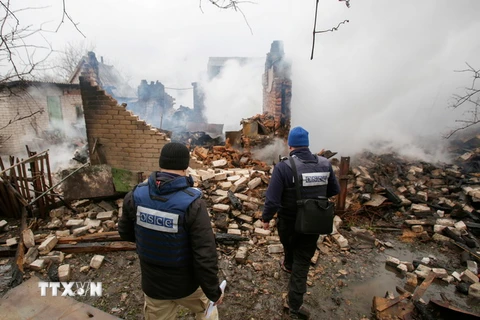 Các quan sát viên OSCE kiểm tra một tòa nhà bị phá hủy sau vụ nã pháo tại Avdiivka ngày 25/2/2017. (Nguồn: EPA/TTXVN)