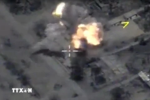 Cuộc không kích do Hải quân Nga thực hiện từ Địa Trung Hải nhằm vào các mục tiêu của IS ở Syria ngày 31/5. (Nguồn: EPA/TTXVN)