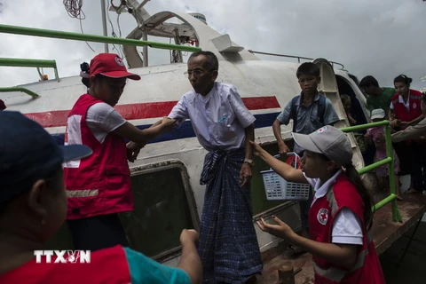 Nhân viện Hội Chữ thập Đỏ Malaysia hỗ trợ người dân sơ tán khỏi khu vực bạo lực ở bang Rakhine ngày 30/8. (Nguồn: AFP/TTXVN)
