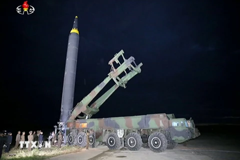 Nhà lãnh đạo Triều Tiên Kim Jong-un theo dõi quá trình chuẩn bị phóng tên lửa đạn đạo Hwasong-12 ở Bình Nhưỡng ngày 29/8. (Nguồn: Yonhap/TTXVN)
