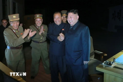 Nhà lãnh đạo Triều Tiên Kim Jong-un (giữa) thị sát vụ phóng thử tên lửa ICBM Hwasong-14 tại một địa điểm bí mật ở Triều Tiên ngày 28/7. (Nguồn: EPA/TTXVN)