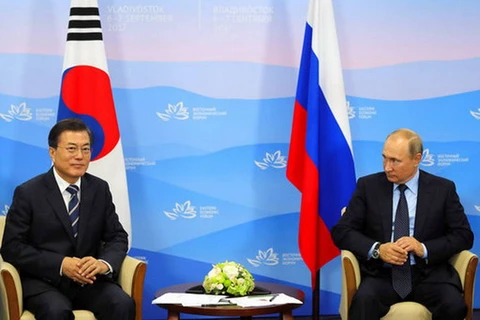 Tổng thống Hàn Quốc Moon Jae-in và người đồng cấp Nga Vladimir Putin trong cuộc gặp ngày 6/9. (Nguồn: AP)
