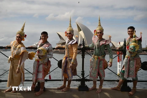 Các diễn viên múa Thái Lan chụp ảnh lưu niệm trong chuyến thăm thành phố Sydney, Australia ngày 29/8. (Nguồn: AFP/TTXVN)