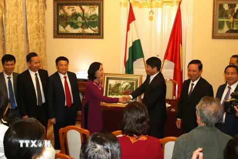 Bà Trương Thị Mai đến thăm, nói chuyện với cán bộ nhân viên đại sứ quán Việt Nam tại Hungary. (Ảnh: Quang Vinh/TTXVN)