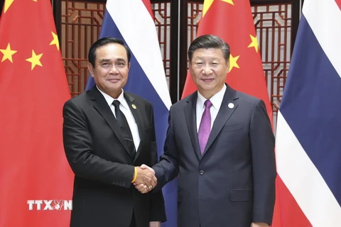 Thủ tướng Prayut Chan-ocha (trái) đã hội đàm với Chủ tịch Trung Quốc Tập Cận Bình. (Nguồn: THX/TTXVN)