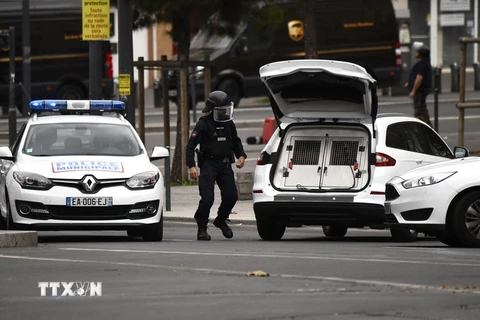 Cảnh sát phong tỏa hiện trường ở Villejuif sau vụ việc ngày 6/9. (Nguồn: AFP/TTXVN)