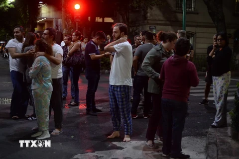 Người dân đổ xuống đường phố ở thủ đô Mexico City do lo ngại hậu quả của động đất đêm 7/9. (Nguồn: AFP/TTXVN)