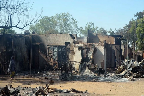 Một ngôi nhà bị thiêu rụi sau vụ tấn công của lực lượng Boko Haram ở thị trấn Bama, Đông Bắc Nigeria. (Nguồn: AFP/TTXVN)