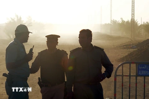 Cảnh sát Ai Cập gác sau một vụ tấn công ngày 26/5. (Nguồn: AFP/TTXVN)
