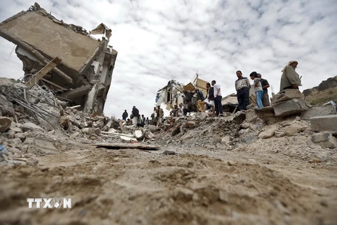 Người dân Yemen tìm kiếm nạn nhân bị vùi lấp trong vụ không kích ở Sanaa. Ảnh minh họa. (Nguồn: AFP/TTXVN)