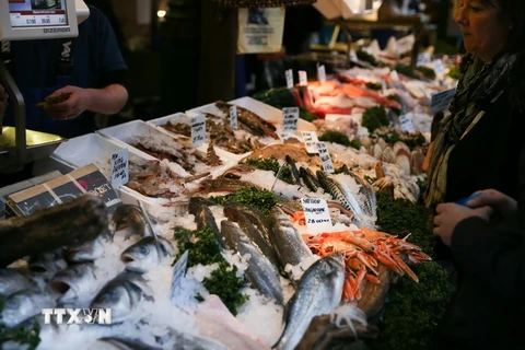Hàng hóa được bày bán tại một khu chợ ở London, Anh ngày 14/2. (Nguồn: AFP/TTXVN)