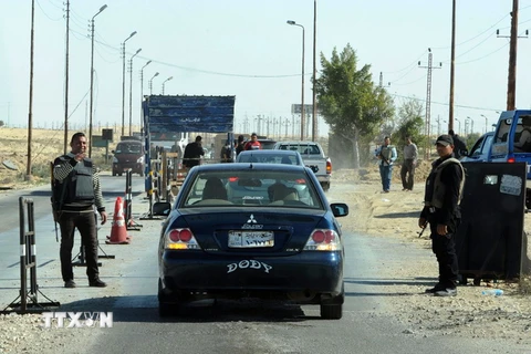 Cảnh sát Ai Cập kiểm tra an ninh tại Bắc Sinai. (Nguồn: AFP/TTXVN)