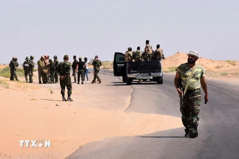 Binh sỹ quân đội Syria tiến vào làng al-Maleha, ngoại ô thành phố Deir Ezzor ngày 9/9. (Nguồn: AFP/TTXVN)