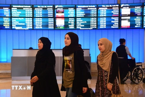 Hành khách đến từ Trung Đông tại Sân bay Quốc tế Los Angeles, Mỹ ngày 29/6. (Nguồn: AFP/TTXVN)
