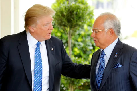 Tổng thống Mỹ Donald Trump (trái) và Thủ tướng Malaysia Najib Razak. (Nguồn: Reuters)