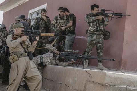 Các binh sỹ người Kurd làm nhiệm vụ trong chiến dịch chống IS tại Mosul, miền Bắc Iraq ngày 14/8. (Nguồn: EPA/TTXVN)