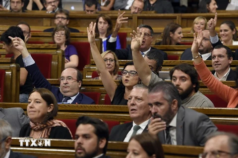 Các nghị sỹ biểu quyết tại phiên họp của Cơ quan lập pháp vùng Catalonia ở Barcelona ngày 6/9. (Nguồn: AFP/TTXVN)