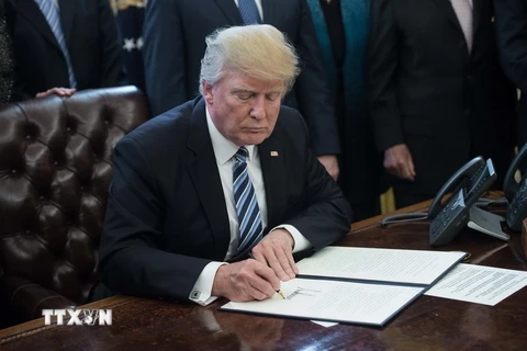 Tổng thống Mỹ Donald Trump ký một sắc lệnh tại Washington, DC ngày 13/3. (Nguồn: AFP/TTXVN)