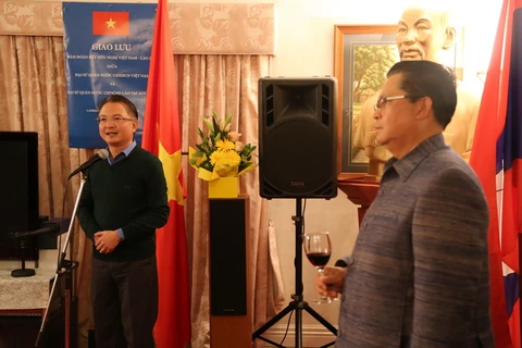 Đại sứ Ngô Hướng Nam và Đại sứ Phomma Khammanichanh tại buổi giao lưu. (Ảnh do Đại sứ quán Việt Nam tại Australia cung cấp)