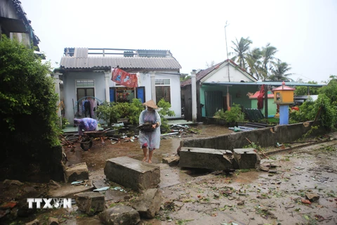 Nhà người dân Hương Thủy, Thừa Thiên -Huế bị tốc mái. (Ảnh: Hồ Cầu/TTXVN)
