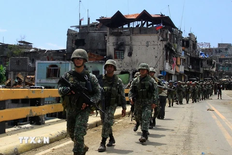 Binh sĩ Philippines tuần tra tại thành phố Marawi ngày 30/8. (Nguồn: EPA/TTXVN)