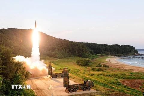 Tên lửa Hyunmoo-2 của Hàn Quốc được phóng từ một địa điểm bí mật ở bờ biển phía đông Hàn Quốc trong cuộc tập trận bắn đạn thật của quân đội nước này ngày 4/9. (Nguồn: EPA/TTXVN)