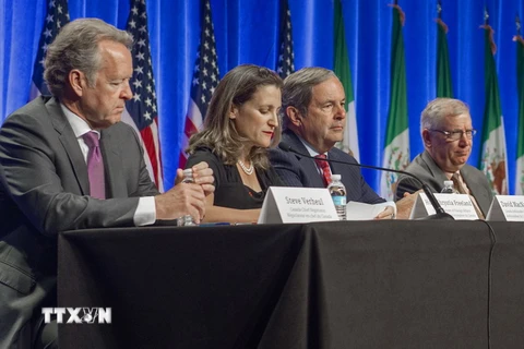 Các quan chức tại lễ khai mạc vòng tái đàm phán Hiệp định NAFTA thứ nhất ở Washington, DC, Mỹ ngày 16/8. (Nguồn: AFP/TTXVN)