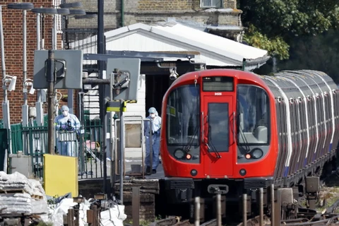 Cảnh sát Anh điều tra tại khu vực ga tàu điện ngầm Parsons Green ở London sau vụ đánh bom. (Nguồn: AFP/TTXVN)