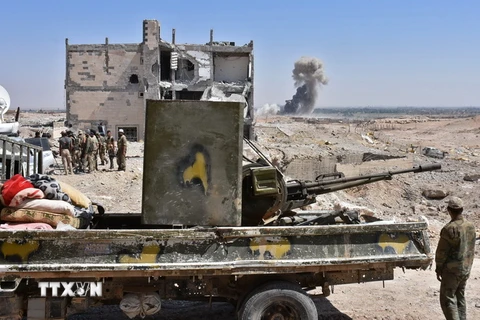 Binh sỹ Syria giao tranh với phiến quân IS tại khu vực ngoại ô phía bắc tỉnh Deir al-Zour ngày 14/9. (Nguồn: AFP/TTXVN)