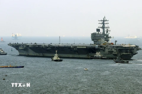 Tàu sân bay chạy bằng năng lượng hạt nhân Ronald Reagan tới căn cứ hải quân Yokosuka ngày 8/9. (Nguồn: AFP/TTXVN)