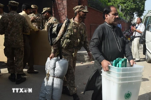 Binh sĩ Pakistan hỗ trợ tại điểm bỏ phiểu ở Lahore ngày 16/9. (Nguồn: AFP/TTXVN)