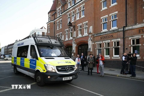Cảnh sát gác gần nhà ga Parsons Green ở London sau vụ tấn công ngày 15/9. (Nguồn: THX/TTXVN)