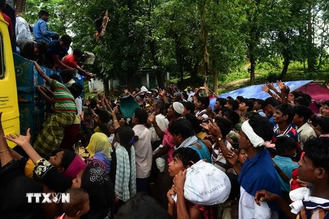 Người Hồi giáo Rohingya từ Myanmar nhận hàng cứu trợ tại thị trấn Ukhia, Bangladesh ngày 14/9. (Nguồn: AFP/TTXVN)
