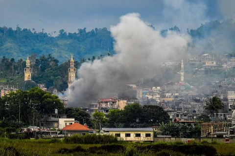 Khói bốc lên trong cuộc giao tranh giữa quân đội Philippines và phiến quân tại Marawi ngày 16/9. (Nguồn: AFP/TTXVN)