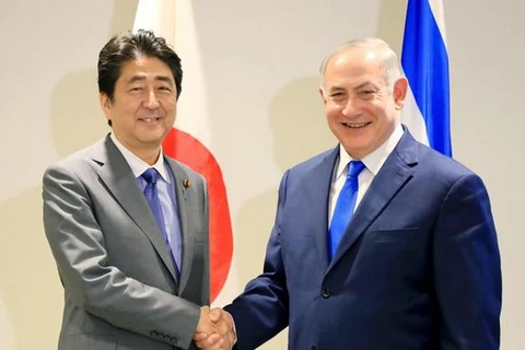 Thủ tướng Shinzo Abe (trái) và người đồng cấp Benjamin Netanyahu. (Nguồn: Kyodo)