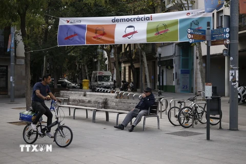 Một áp phích liên quan đến cuộc trưng cầu dân ý bất hợp pháp ở vùng Catalonia tại Barcelona ngày 16/9. (Nguồn: AFP/TTXVN)