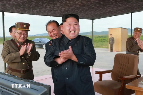 Nhà lãnh đạo Kim Jong-un (phải) kiểm tra vụ phóng tên lửa Hwasong-12 ngày 16/9. (Nguồn: AFP/TTXVN)