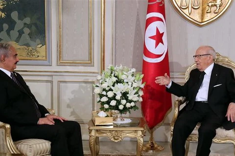 Tổng thống Tunisia Beji Caid Essebsi (phải) và Tướng Khalifa Haftar. (Nguồn:AFP)