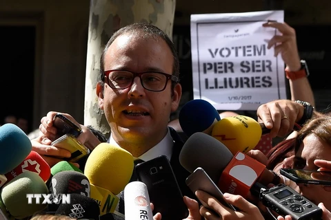 Thị trưởng Mollerussa, ông Marc Solsona phát biểu với báo giới sau phiên thẩm vấn ở Barcelona ngày 19/9. (Nguồn: AFP/TTXVN)
