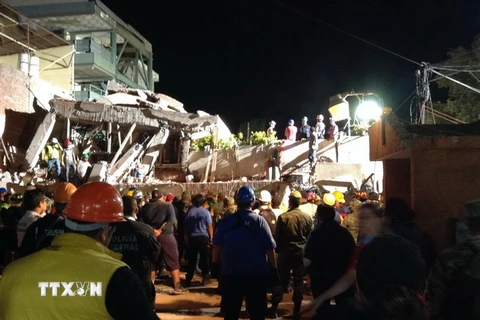 Tìm kiếm nạn nhân trong vụ động đất. (Nguồn: AFP/TTXVN)
