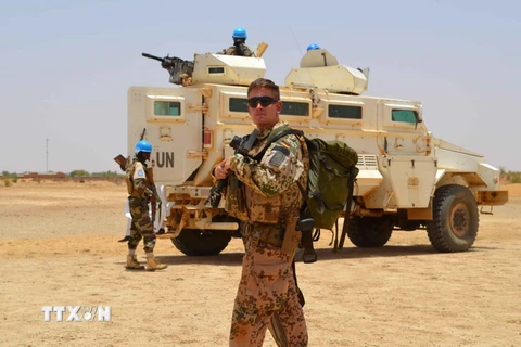 Binh sỹ thuộc Phái bộ Liên hợp quốc tại Mali tuần tra tại Fafa, cách thành phố Gao khoảng 165km. (Nguồn: AFP/TTXVN)