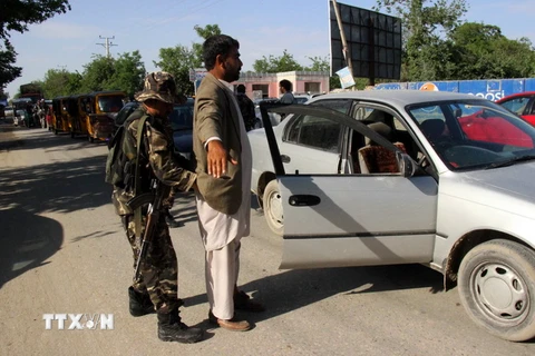  Nhân viên an ninh kiểm tra tại một trạm kiểm soát ở tỉnh Kunduz. Ảnh minh họa. (Nguồn: AFP/TTXVN)