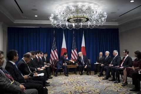 Thủ tướng Nhật Bản Shinzo Abe (trái) trong cuộc gặp với Tổng thống Mỹ Donald Trump. (Nguồn: AFP)