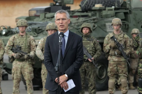 Tổng thư ký NATO Jens Stoltenberg (giữa) phát biểu tại Bemowo Piskie, Ba Lan ngày 25/8. (Nguồn: EPA/TTXVN(