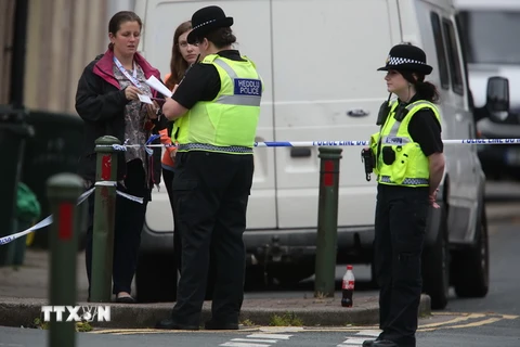 Cảnh sát tuần tra tại khu vực Newport ở Wales, nơi ba nghi phạm từng bị bắt trước đó. (Nguồn: AFP/TTXVN)
