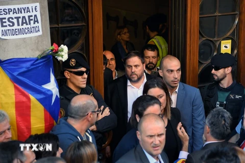 Phó Thủ hiến vùng Catalonia Oriol Junqueras (giữa) tại trụ sở ở Barcelona ngày 20/9. (Nguồn: AFP/TTXVN)