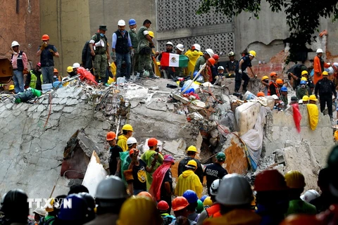 Lực lượng cứu hộ tìm kiếm người mất tích sau trận động đất ở Mexico City, Mexico ngày 21/9. (Nguồn: THX/TTXVN)