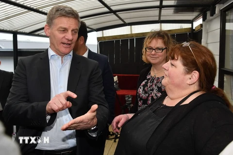 Thủ tướng New Zealand Bill English (trái) trong chiến dịch vận động tranh cử ở Wellington ngày 15/9. (Nguồn: AFP/TTXVN)