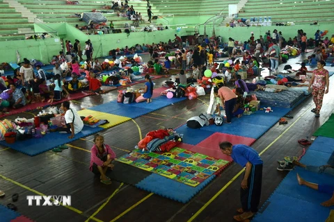 Người dân sơ tán tới môt trung tâm lánh nạn trên đảo Bali ngày 23/9, do lo ngại núi lửa phun trào. (Nguồn: AFP/TTXVN)